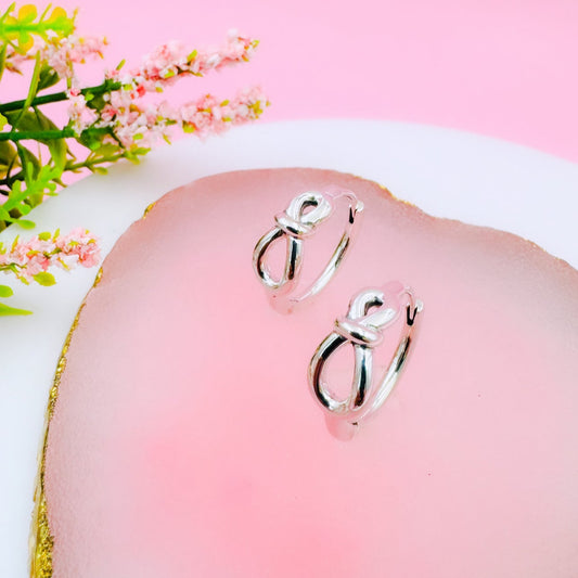 Aretes de aro Huggies con nudo infinito en forma cúbica