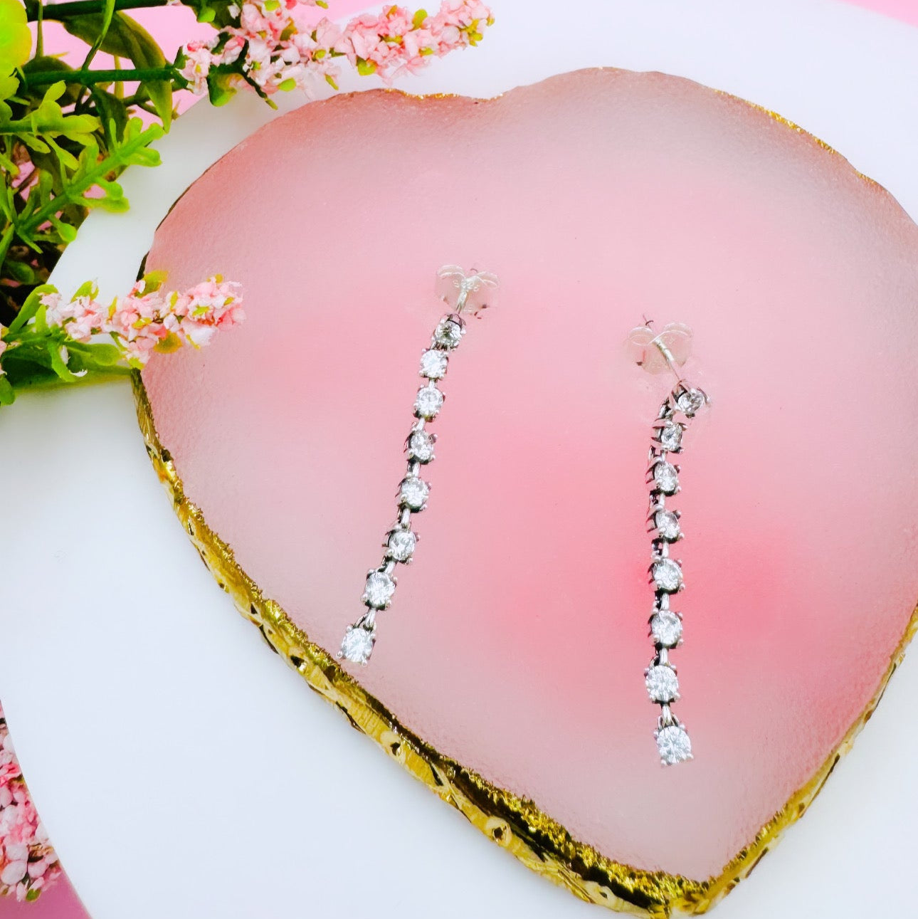 Aretes colgantes con ocho piedras brillantes