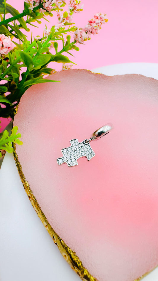 Charm colgante con pieza de rompecabezas brillante