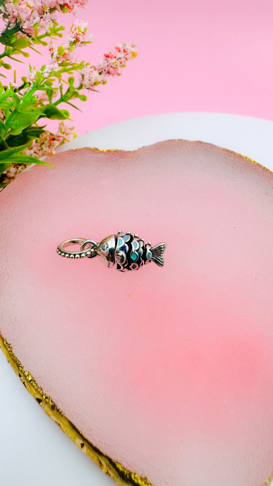 Charm colgante de pez con escamas azules