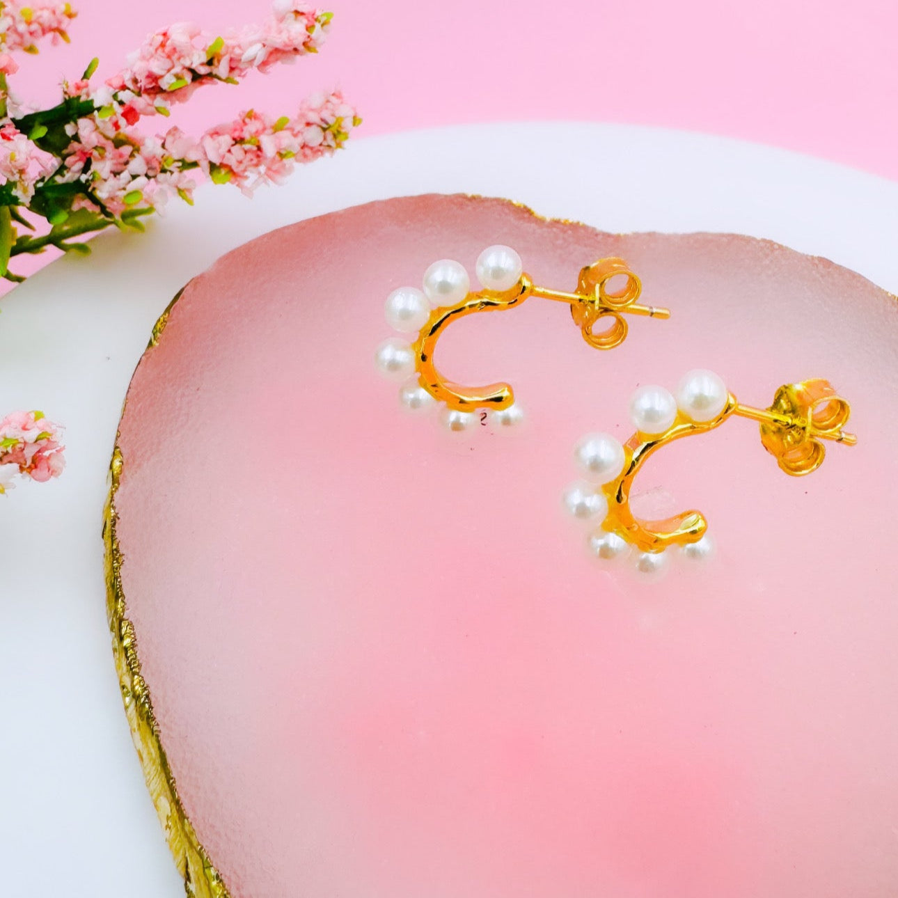 Aretes de aro abiertos con perlas cultivadas de agua dulce tratadas
