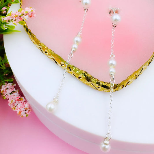 Aretes colgantes de plata de primera ley con perla cultivada de agua dulce tratada en color blanco