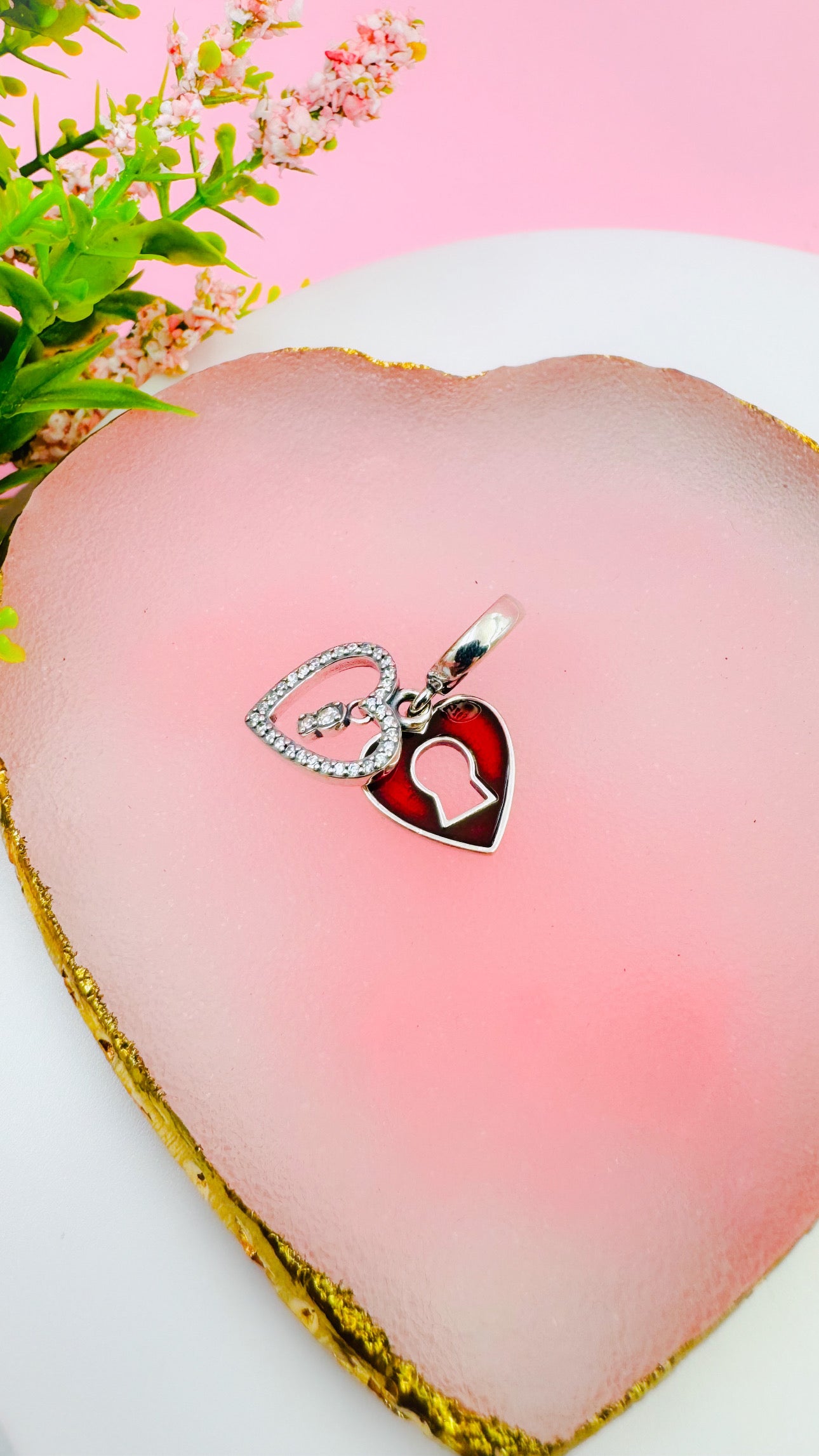 Charm colgante doble con forma de corazón rojo y ojo de cerradura