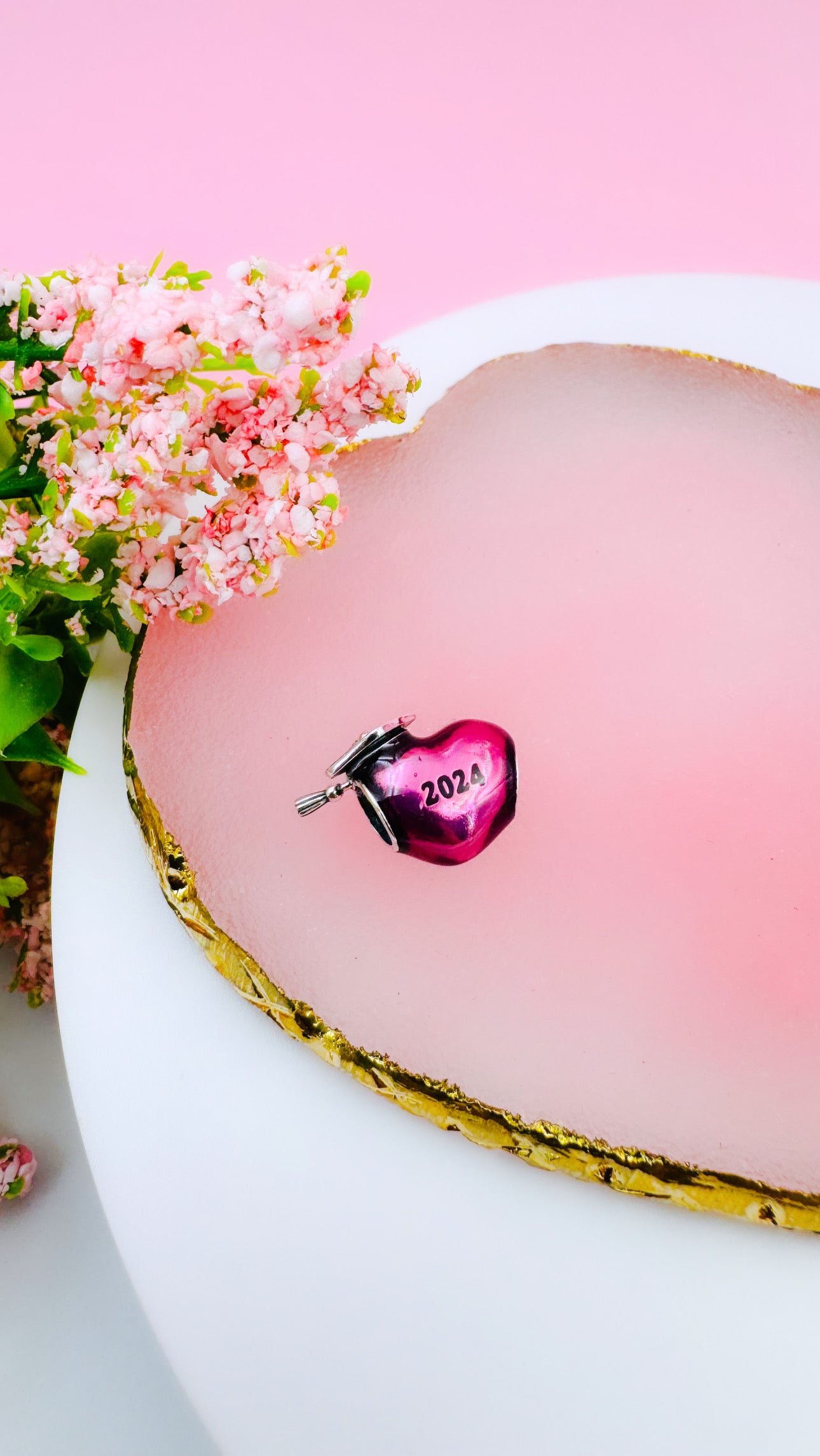 Charm de corazón de graduación rosa 2024